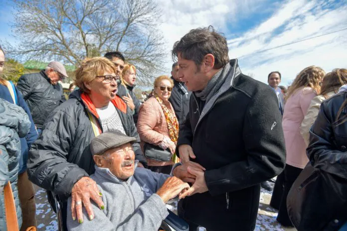 Kicillof-con-abuelos-696x464