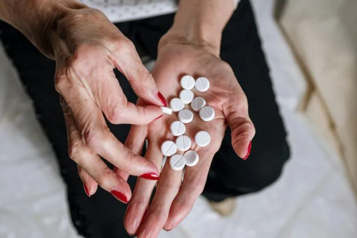 medicamentos-mano-696x464