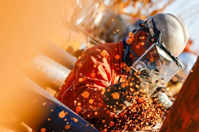 trabajador-industria-696x464 (1)